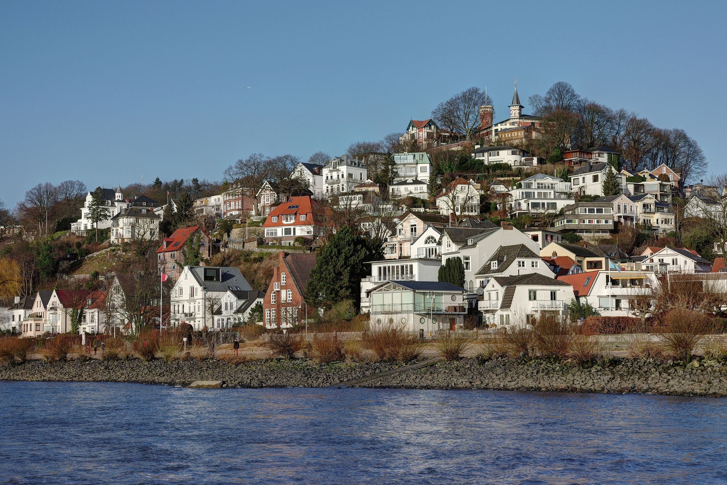 Down to the river: a tour to the Elbe River and the Treppenviertel in Blankenese – Schirm und Charme